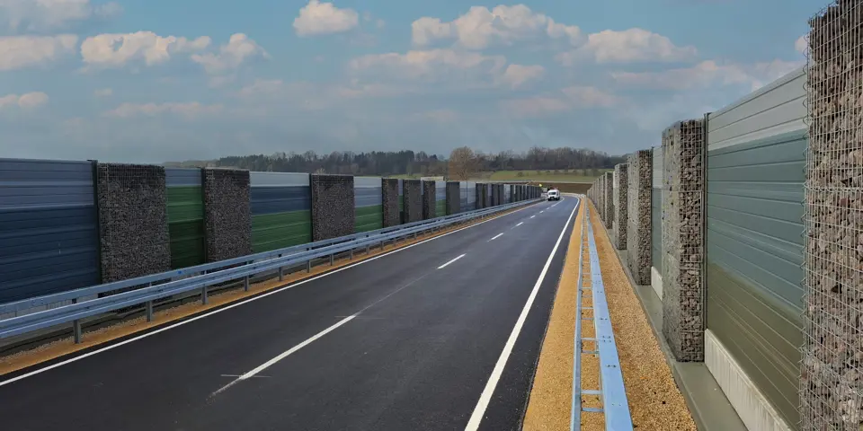 Nahaufnahme farbig gestalteter Aluminiumelemente der Lärmschutzwand in Erbach, eingebaut nach individuellem Gestaltungskonzept